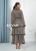 فستان طويل بنقشة فاخرة وتصميم أنيق