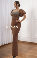 فستان ملكي مزين بالأحجار الكريستالية