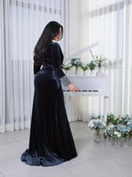 فستان سهرة بتطريز فاخر وقصة ملتفة من ريڤــان