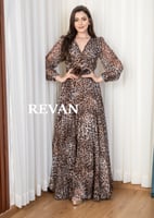 فستان بنقشة جريئة وأسلوب أنيق لا يُقاوم