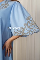 جلابية واسعة بتطريز فاخر لإطلالة أنيقة