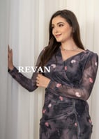 فستان طويل بتصميم أنثوي ولمسات جذابة