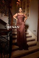 فستان سهرة بحمالات عريضة وطيّات ملتفة