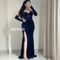 فستان سهرة مخملي بكورساج مرصع وشق جانبي من ريڤــان