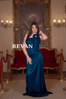 فستان سهرة ملكي بكسرات جانبية