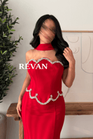 فستان فاخر بتطريز كريستالي وتصميم أكتاف مكشوفة