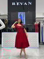 فستان عيد ميدي منفوش أنوثة كلاسيكية بتوقيع ريڤــان