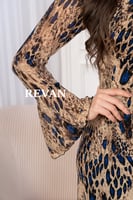 فستان بنقشة جريئة ولمسات فريدة