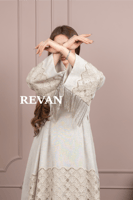 جلابية بتصميم كلاسيكي مع لمسات دانتيل راقية