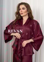 طقم ستان ملكي بتطريز ناعم ولمسة فاخرة