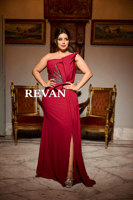 فستان سهرة بكتف واحد مع لمسات كريستالية من REVAN