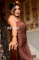 فستان سهرة بحمالات عريضة وطيّات ملتفة