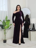 فستان سهرة مخمل بتصميم كتف واحد مع فتحة أمامية من...