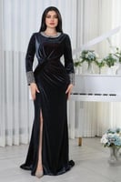 فستان سهرة بتطريز فاخر وقصة ملتفة من ريڤــان