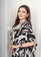 فستان أنيق بتصميم انسيابي ولمسات عصرية