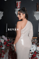 فستان بكتف واحد بتصميم لامع وشق جانبي جذاب