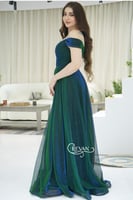 فستان لامع مكشوف الكتفين مزين بسلسال