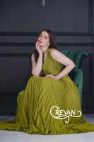 فستان طويل ستان كسرات بكتف واحد