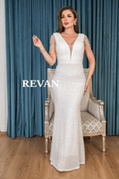 فستان سهرة راقٍ بتفاصيل لؤلؤية فاخرة