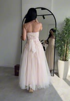 فستان عيد فاخر بتطريز ناعم وتنورة تول من ريڤــان