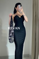 فستان أسود بكاب كريستالي فاخر من ريڤــان