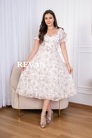 فستان ناعم بطبعات ورود رومانسية