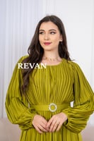 فستان بليسيه بتصميم أنيق وانسيابي