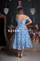 فستان سماوي بأكتاف مكشوفة