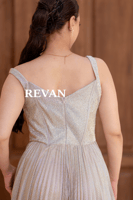 فستان لامع بكسرات فاخرة وقصة منفوشة