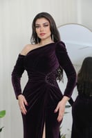 فستان سهرة مخمل بتصميم كتف واحد مع فتحة أمامية من...