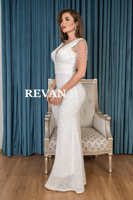 فستان سهرة راقٍ بتفاصيل لؤلؤية فاخرة