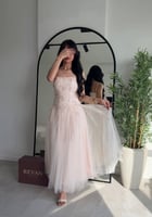 فستان عيد فاخر بتطريز ناعم وتنورة تول من ريڤــان