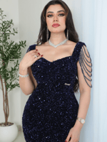 فستان سهرة بتفاصيل متلألئة وقصة أنثوية من ريڤــان