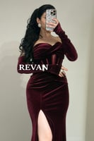 فستان سهرة مخملي بقصة ملتفة وشق جانبي من ريڤــان