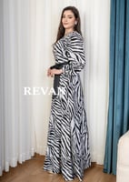 فستان بنقشة جريئة يطرب القلب بالأناقة