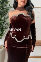 فستان مخملي فاخر بلمسة ملكية وتطريز كريستالي