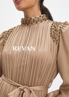 فستان بليسيه أنيق بتصميم راقٍ ولمسات فاخرة