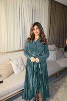 فستان سهرة بتصميم أنيق وتنورة بطيات فاخرة من ريڤــ...