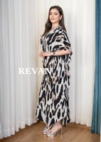 فستان أنيق بتصميم انسيابي ولمسات عصرية