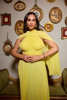 فستان سهرة بحمالة رقبة عالية وطيّات أنيقة مع شال م...