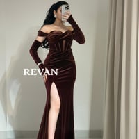 فستان سهرة مخملي بقصة ملتفة وشق جانبي من ريڤــان