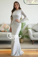 فستان سهره طويل فضي اللون، مصنوع من قماش لامع