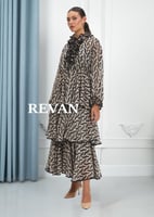 فستان طويل بنقشة فاخرة وتصميم أنيق