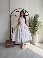 فستان عيد ميدي مزخرف بالورود من ريڤــان