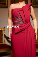فستان سهرة بكتف واحد مع لمسات كريستالية من REVAN