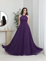 فستان سهرة بحمالة رقبة عالية وطيّات أنيقة مع شال م...