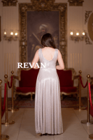 فستان سهرة لامع بطبقة ملساء وقصة واسعة أنيقة