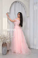 فستان تول مطرّز بالورود من ريڤــان