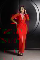 فستان أنيق بتصميم ملتف ورقبة مرصعة بالكريستال