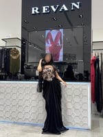 فستان سهرة بتطريز زهري فاخر من ريڤــان